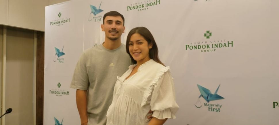 Jessica Iskandar dan Vincent Verhaag menggelar konferensi pers mengenai persalinan anak keduanya di sebuah Rumah Sakit Pondok Indah di Jakarta, Senin (9/5/2022). [Rena Pangesti/Suara.com]