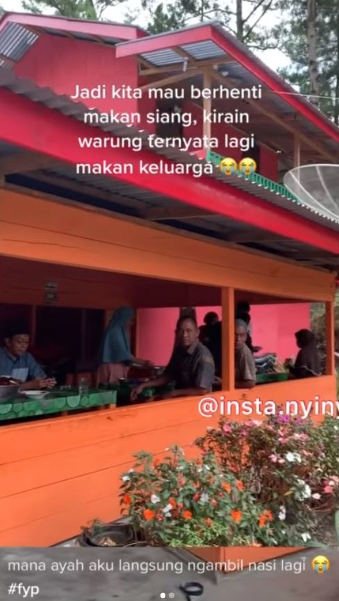 Serombongan keluarga yang sedang dalam perjalanan pada masa liburan Idul Fitri 1443 Hijriah, kecele saat hendak makan siang. Mereka berhenti di sebuah rumah yang depannya tampak seperti warung makan. Ketika mereka hendak memesan makanan, ternyata di tempat itu tengah berlangsung acara makanan keluarga. [Instagram]