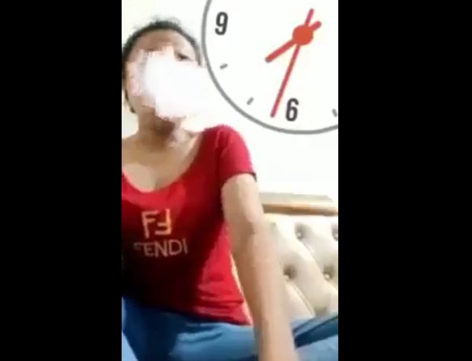 Video berisi rekaman seorang perempuan diduga tengah mengisap narkoba jenis sabu-sabu viral di media sosial, Senin (9/5/2022). [Facebook]