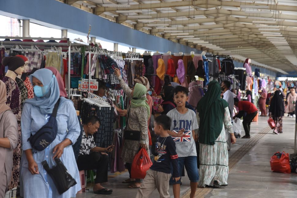 Pengunjung berbelanja di Skybridge Tanah Abang, Jakarta, Senin (9/5/2022). ANTARA FOTO/Indrianto Eko Suwarso