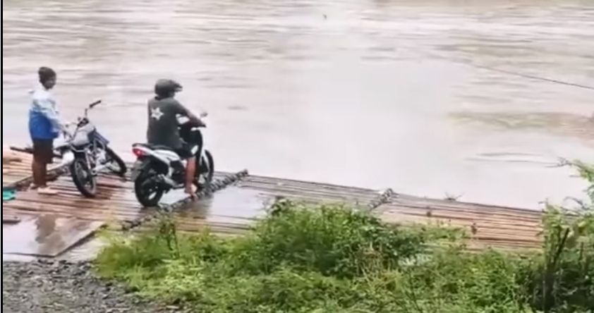 Potongan gambar sungai di Desa Goyo, Kecamatan Bolangitang Barat, Kabupaten Bolmut, Sulut, yang belum ada jembatan. Sungai itu viral setelah Alin Pangalima, mahasiswi yang juga warga setempat nekat menjual ginjal demi membangun jembatan. [Facebook/Alin Pangalima]