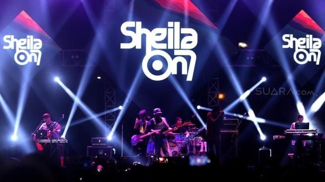 Grup band Sheila On 7 tampil pada acara 90's Festival di JIEXPO Kemayoran, Jakarta, Sabtu (10/11). [Suara.com/Muhaimin A Untung]