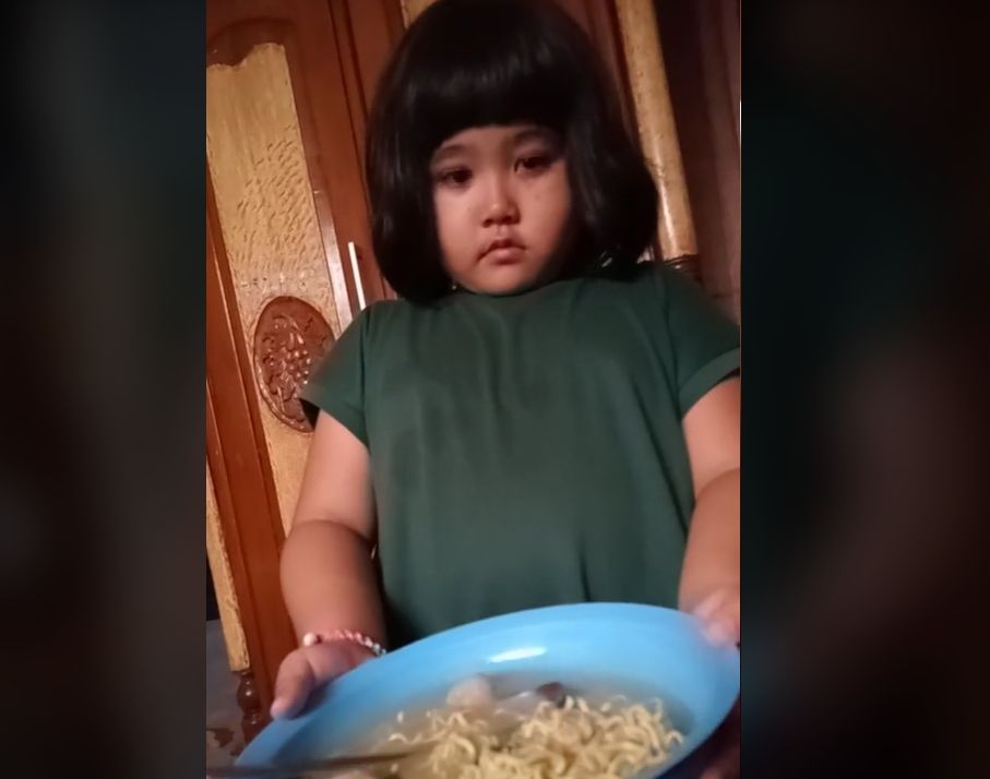 Seorang anak perempuan mendadak mendapat tempat di hati para pengguna media-media sosial, setelah videonya yang menggemaskan sekaligus mengharukan viral, Selasa (10/5/2022). [TikTok]