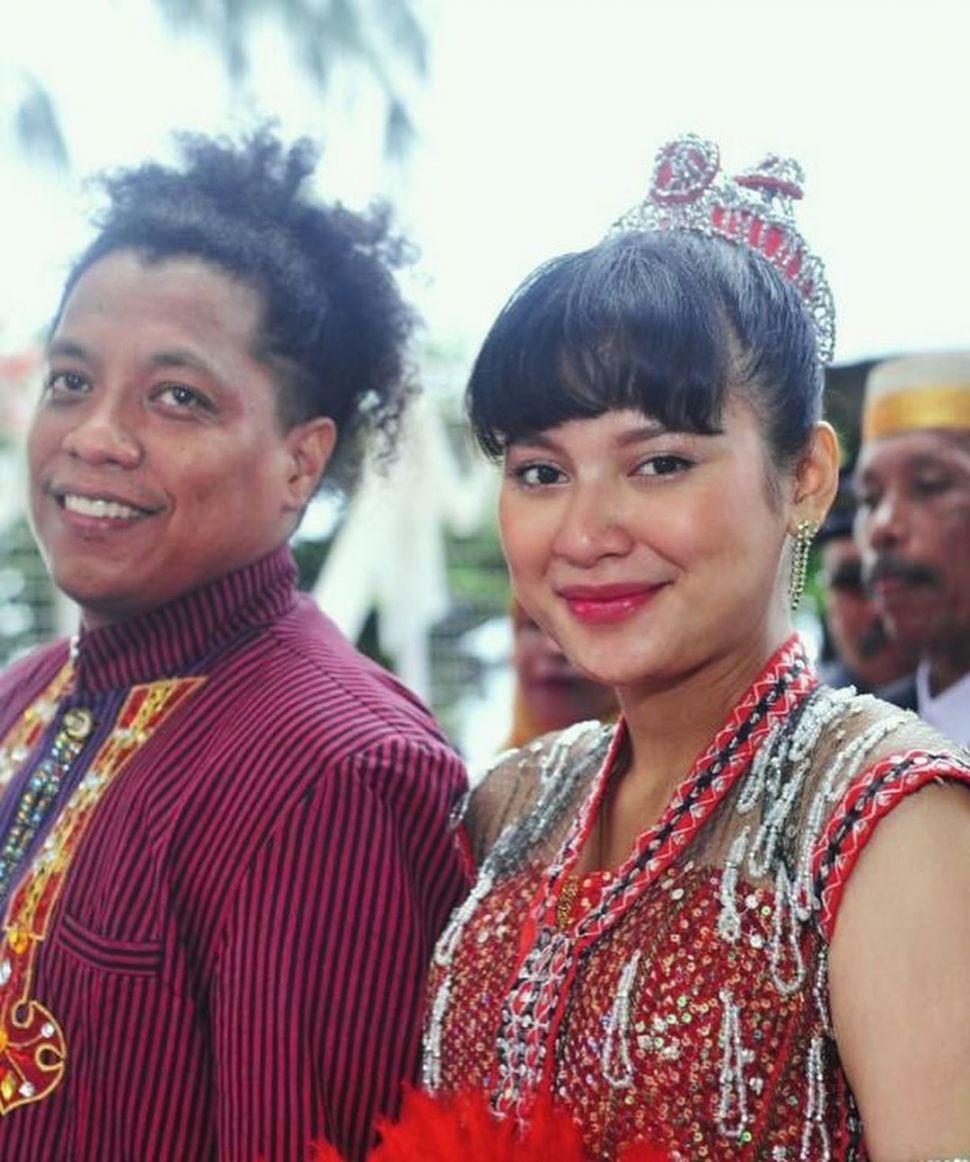Arie Kriting dan Indah Permatasari menggelar acara syukuran pernikahan di kampung halaman Ari di Buton, Sulawesi Tenggara. [Instagram]