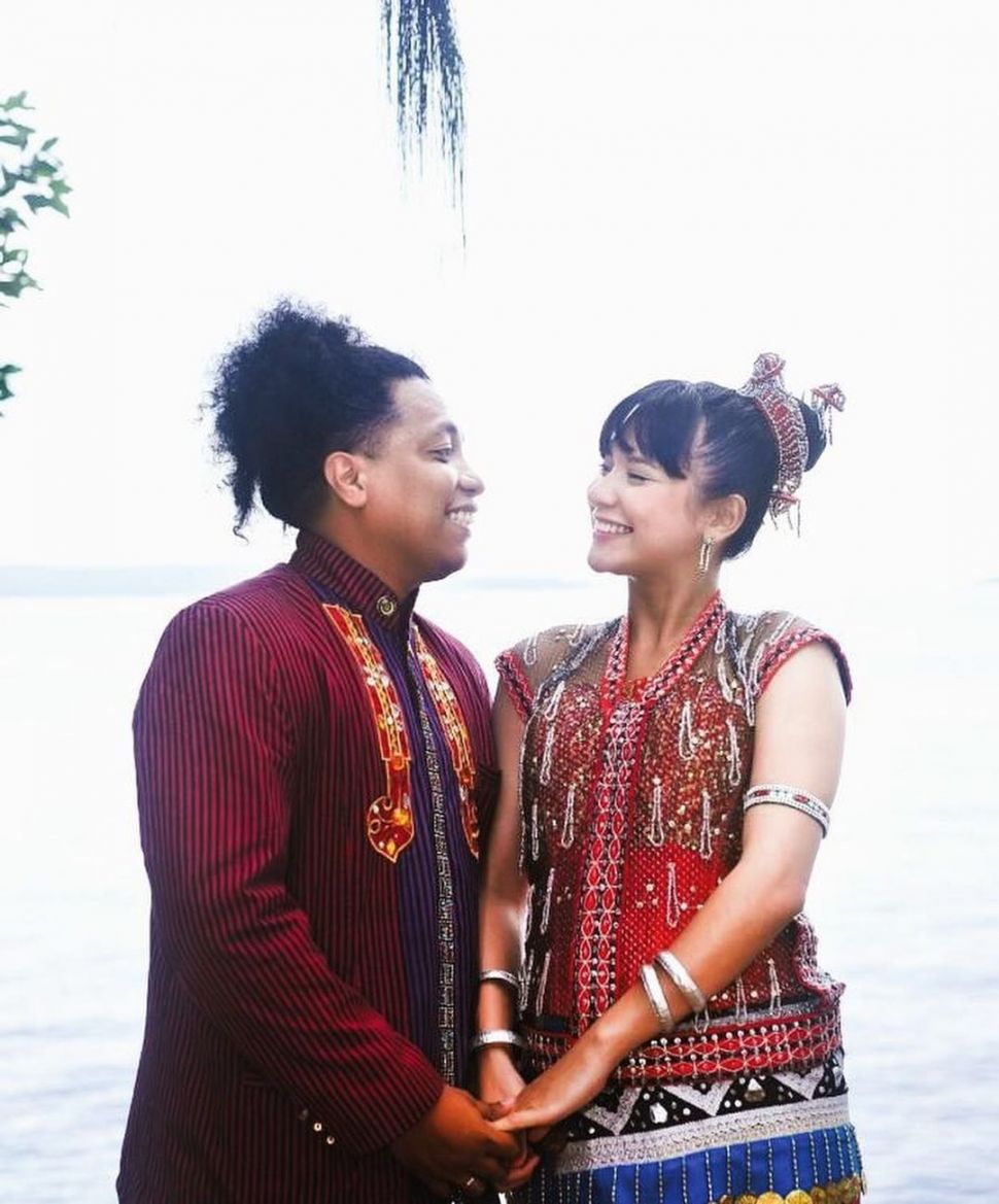 Arie Kriting dan Indah Permatasari menggelar acara syukuran pernikahan di kampung halaman Ari di Buton, Sulawesi Tenggara. [Instagram]