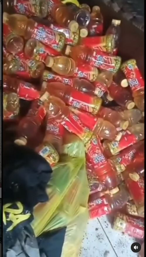 Geger seorang penyewa kamar indekos di Samarinda, Kalimantan Timur, kabur untuk menghindari kewajibannya membayar ke induk semang. Di dalamnya ditemukan ratusan botol berisi air kencing. [instagram]