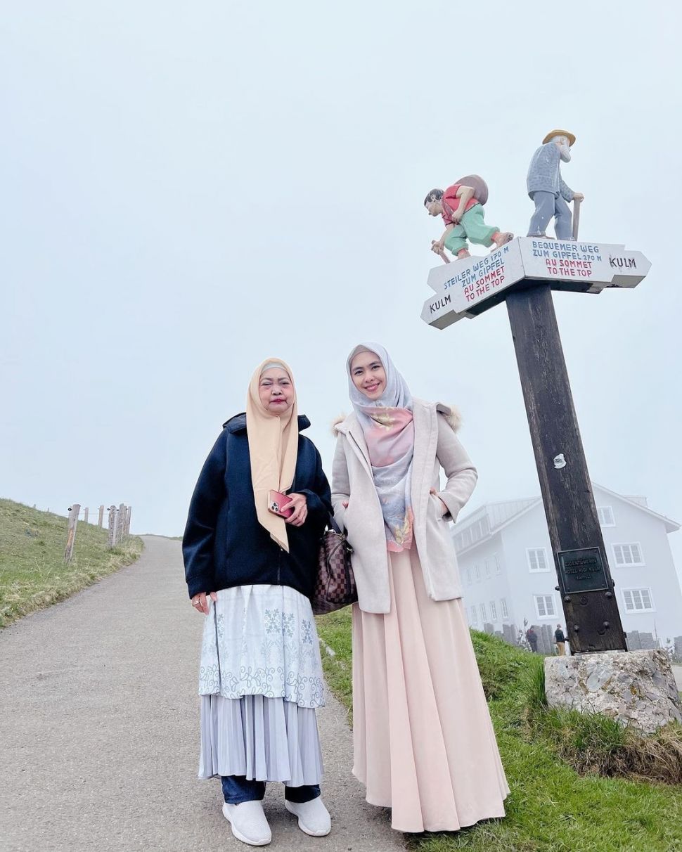 Oki Setiana Dewi dan ibu ketika mengunjungi Gunung Rigi di Swiss. [Instagram]