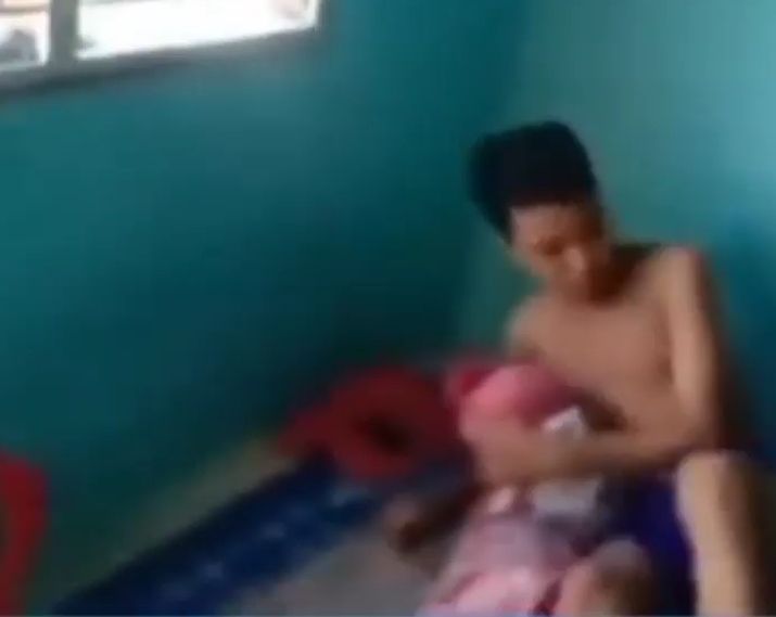 Seorang ibu menggerebek anak perempuannya bersama tiga orang lelaki berada di dalam kamar indekos. Video rekaman penggerebekan itu viral di media-media sosial. [Instagram]