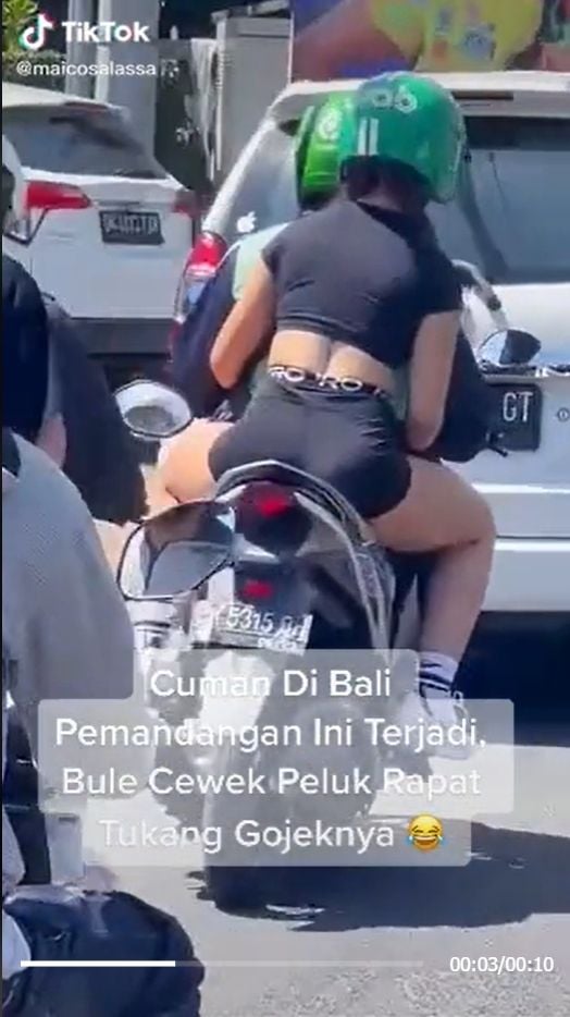 Seorang perempuan bule memeluk erat-erat driver ojek online atau ojol. Fenomena itu hanya ada di Bali. Hal tersebut menjadi buah bibir dan membuat iri publik, setelah videonya viral di TikTok. [TikTok]