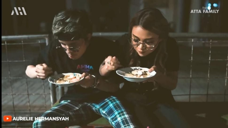 PDKT Atta Halilintar dan Aurel Hermansyah, Cuma Makan Gultik di Kaki Lima Blok M. (YouTube AH)