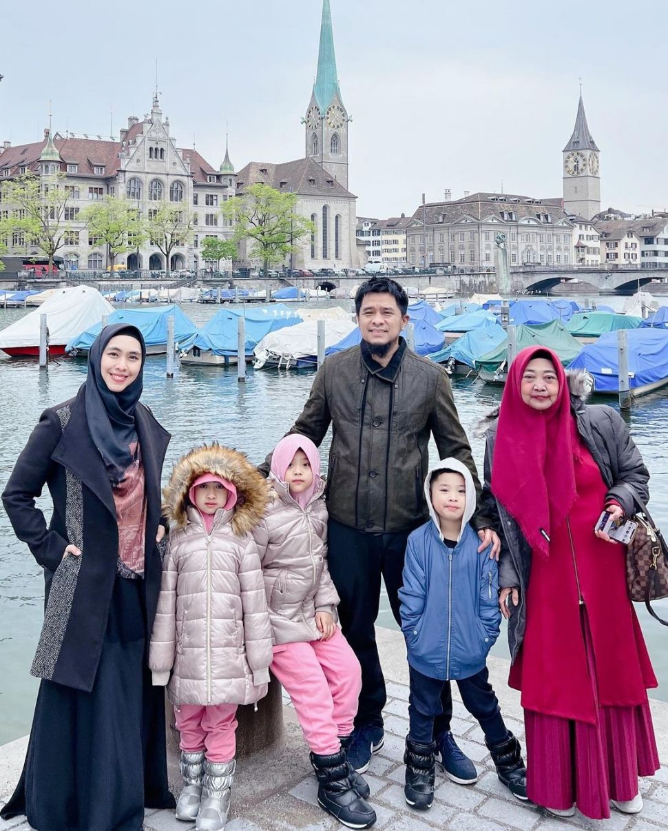 Oki Setiana Dewi bersama suami, Ory Vitrio, keempat anaknya dan sang ibu mengunjungi Zurich di Swiss. [Instagram] 