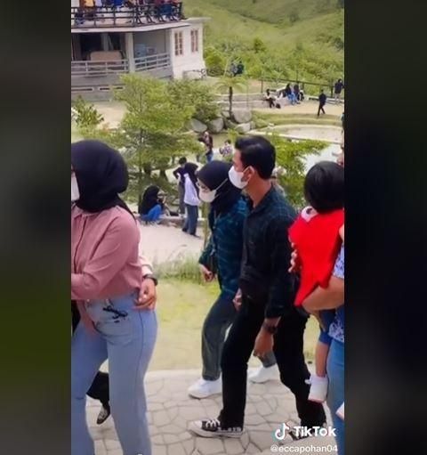 Liburan ke Tempat Wisata, Pasangan Ini Mendadak Malu Lihat Motif Baju Pengunjung Lain. (TikTok/@eccapohan04)