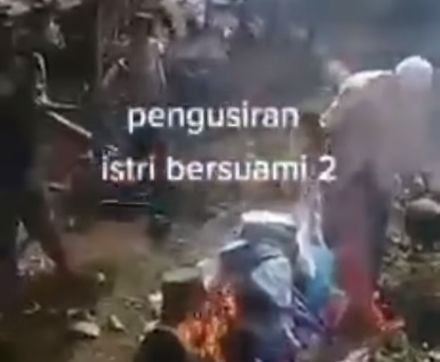 Seorang perempuan diusir warga karena disebut-sebut mempunyai dua suami. Tak hanya itu, warga juga ramai-ramai membakar baju-baju perempuan tersebut. [Instagram]