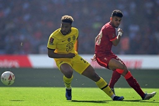 Pemain Liverpool Luis Diaz berebut bola dengan pemain Chelsea Reece James (kiri) dalam pertandingan final Piala FA di Stadion Wembley, Sabtu (14/5/2022). [AFP]