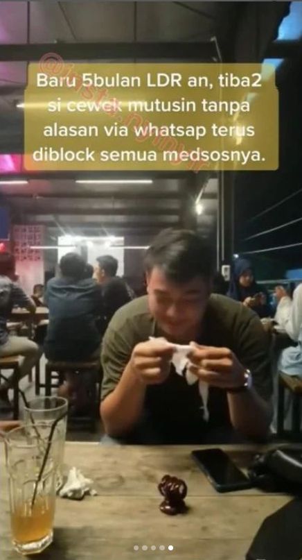 Seorang lelaki terekam tak bisa menahan rasa sedihnya dan menangis, karena kisah cintanya diputus sang pacar, setelah dirinya dimutasi perusahaan dan harus LDR. [TikTok]