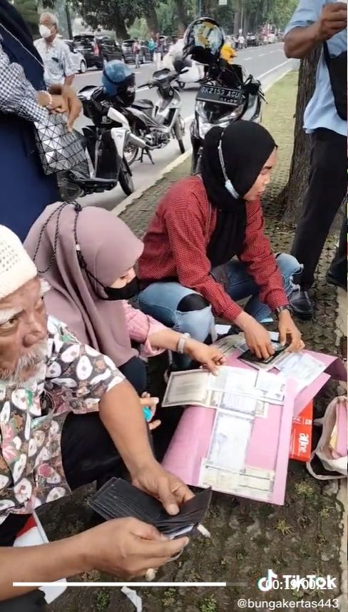 Penjaja jasa fotokopi dan cetak foto kini harus pintar-pintar menyiasati usahanya yang berada di era senjakala. Orang ini membawa mesin fotokopi memakai motor, sehingga bisa lebih dekat dengan konsumen. [TikTok]