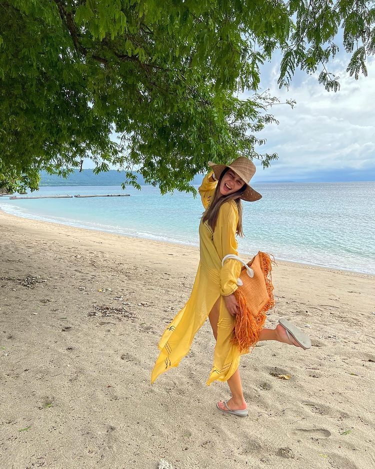 Potret Luna Maya Healing di Tepi Pantai (Instagram/@lunamaya)