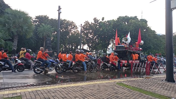 Puluhan ribu peserta acara May Day Fiesta yang digelar Partai Buruh dan serikat lainnya mulai membubarkan diri dan meninggalkan area Stadion Utama Gelora Bung Karno (GBK), Jakarta Pusat, Sabtu (14/5/2022) sore. [Suara.com/Yosea Arga Pramudita]