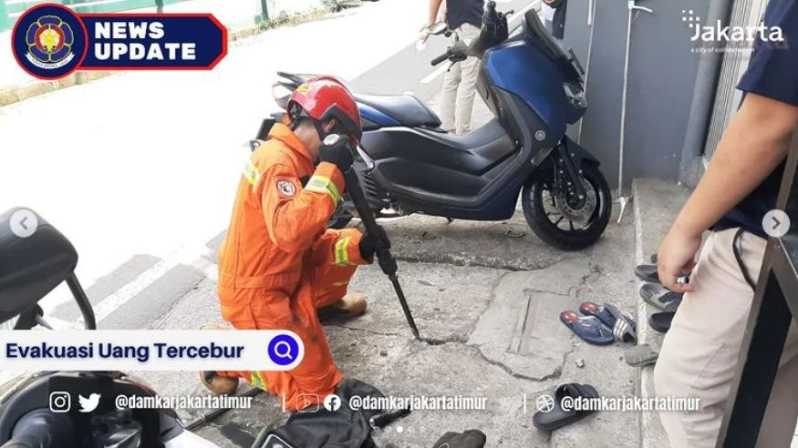 Petugas damkar membantu pelajar yang uangnya Rp 100 ribu jatuh ke gorong-gorong Cipayung, Jakarta Timur, Jumat (13/5/2022). [Instagram]