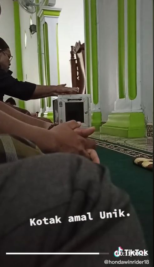 Biasanya, kotak amal yang diedarkan kepada jemaah di masjid-masjid berbentuk sederhana. Cuma kontak terbuat dari kaca atau kayu. Tapi di masjid ini berbeda, malah berbentuk mainan mobil-mobilan. [TikTok]