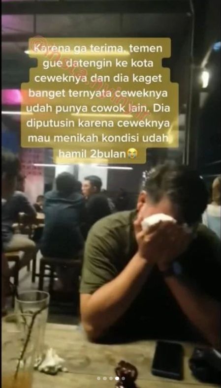 Seorang lelaki terekam tak bisa menahan rasa sedihnya dan menangis, karena kisah cintanya diputus sang pacar, setelah dirinya dimutasi perusahaan dan harus LDR. [TikTok]