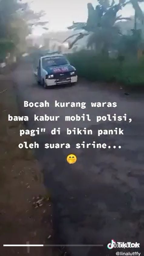 Warganet dibuat terheran-heran oleh aksi seorang bocah ini. Betapa tidak, dia nekat membawa kabur mobil polisi. [TikTok]