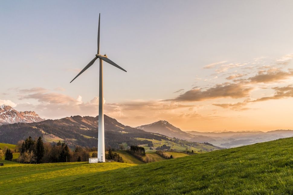 Ilustrasi transisi energi. [Pfüderi/Pixabay]