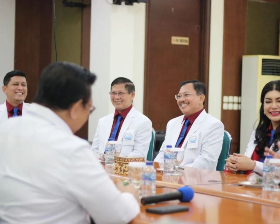 Anggota Dewan Pertimbangan Presiden (Wantimpres) Agung Laksono menerima pengurus Perkumpulan Dokter Seluruh Indonesia (PDSI) di kediaman pribadinya pada Jumat (13/5/2022) kemarin. (Foto: Dok Wantimpres)