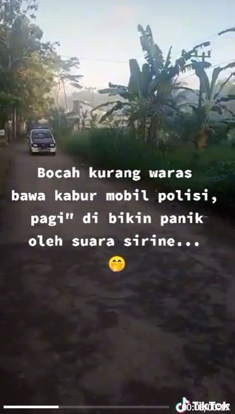 Warganet dibuat terheran-heran oleh aksi seorang bocah ini. Betapa tidak, dia nekat membawa kabur mobil polisi. [TikTok]