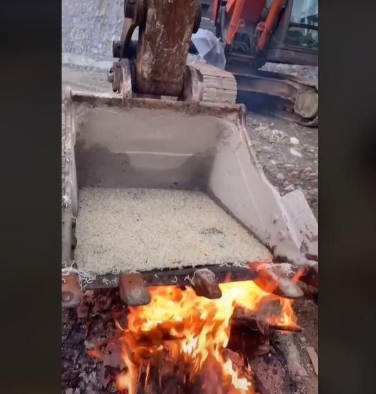 Gunakan Alat Berat Ekskavator untuk Masak Mi, Aksi Pria Ini Bikin Publik Ngelus Dada. (TikTok/@cuma_buruh)