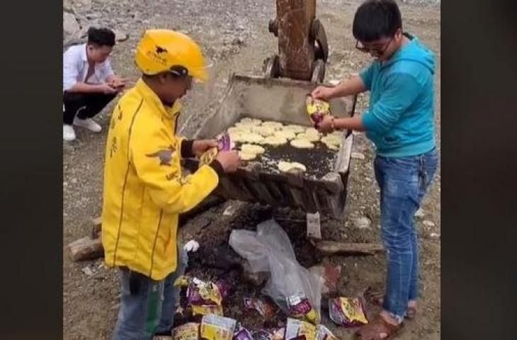 Gunakan Alat Berat Ekskavator untuk Masak Mi, Aksi Pria Ini Bikin Publik Ngelus Dada. (TikTok/@cuma_buruh)