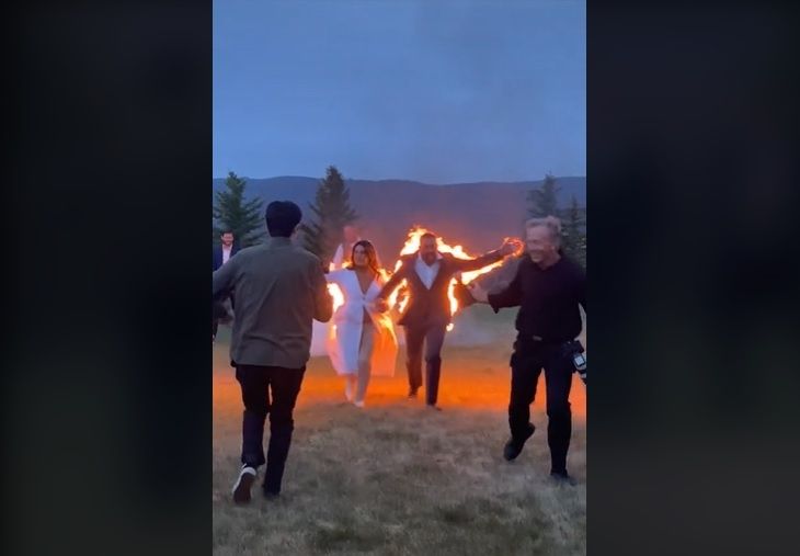 Ketika Pasangan Stuntman Menikah, Berlari Menuju Altar Sambil Membakar Diri. (TikTok)