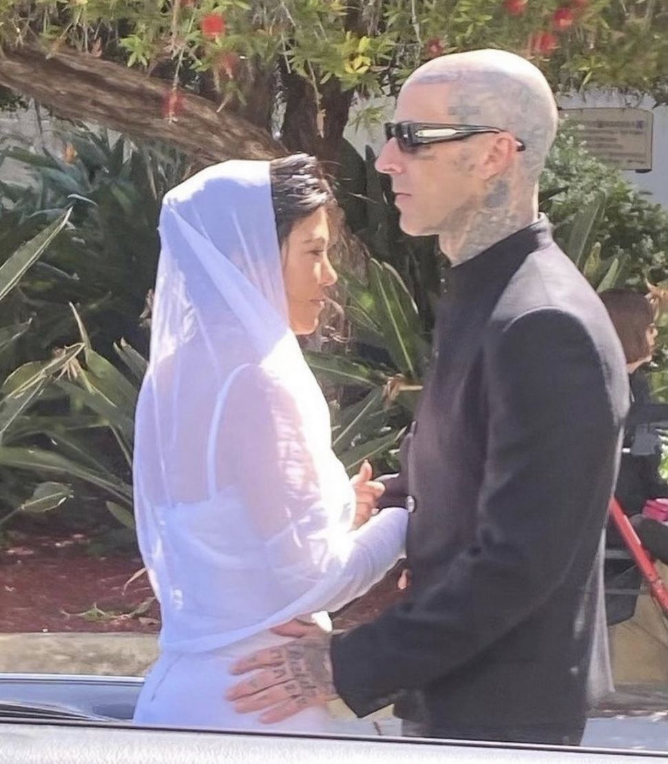 Travis Barker dan Kourtney Kardashian resmi menikah. [TMZ]