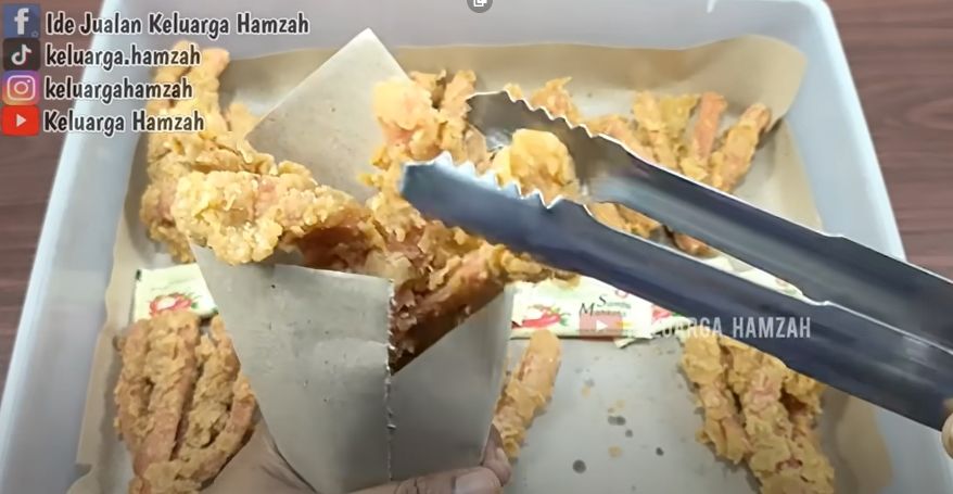 Ide jualan unik, resep sosis ceker ayam ini bisa dicoba. (YouTube/Keluarga Hamzah)