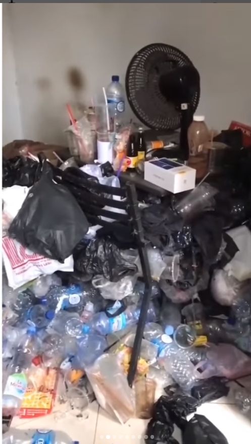 Seorang warganet mengunggah video kondisi kamar kos di sebelahnya yang berisi sampah. [Instagram]