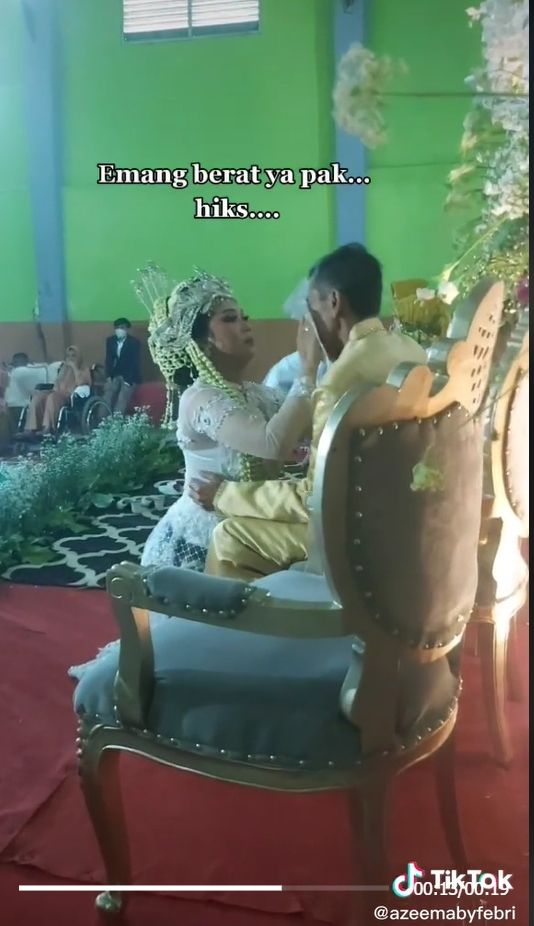 Sebuah video seorang ayah menangis melepas putrinya menikah membuat haru warganet, Senin (16/5/2022). [TikTok]