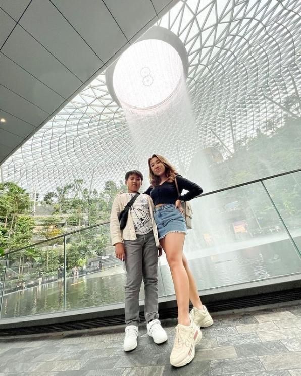 Potret Liburan Kiky Saputri di Singapura. (Instagram/kikysaputrii)