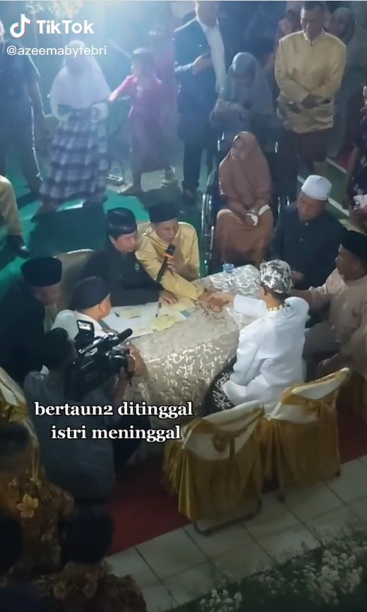 Sebuah video seorang ayah menangis melepas putrinya menikah membuat haru warganet, Senin (16/5/2022). [TikTok]