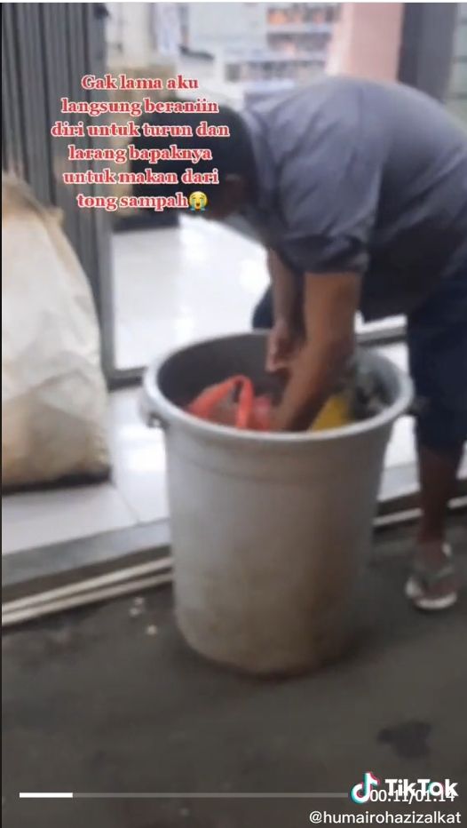 Sebuah video seorang pria tua pemulung mengais-ngais isi tong sampah untuk dimakan, membuat publik tak kuasa menahan tangis. [TikTok]