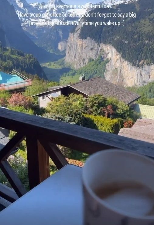 Nana Mirdad ngopi dengan pemandangan indah Swiss. [Instagram]