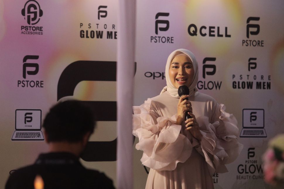 Istri dari pemilik Ps Store Putra Siregar, Septia Siregar memberikan sambutan saat acara halal bihalal Ps Store di Ps Store, Condet, Jakarta, Selasa (17/5/2022). [Suara.com/Angga Budhiyanto]