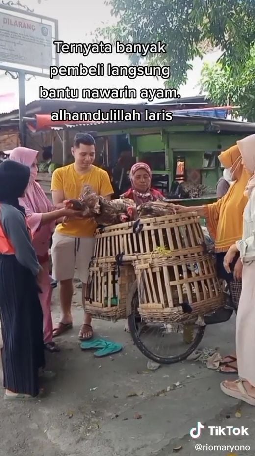 Seorang pilot pesawat komersial bernama Rio Maryono mendadak viral di media-media sosial, setelah sikapnya terhadap sang ibu dipuji banyak warganet. [TikTok]