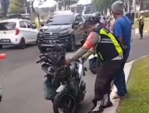 Tangkapan layar video menunjukan motor yang diduga milik ojol korban tabrak mobil mewah di Alamsutera, Tangerang. [Instagram]