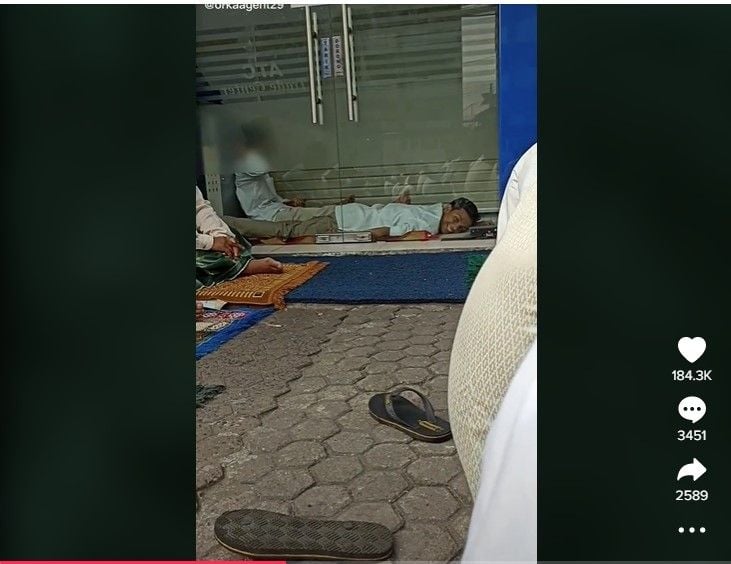 Cerdik Cari Tempat Salat Berjamaah, Pemuda Ini Bikin Iri Ambil Tempat di Dalam ATM. (Dok: TikTok/orkaagent29)