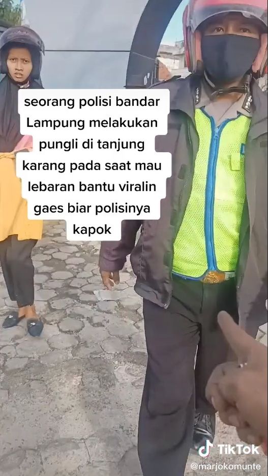 Sebuah video viral berisi rekamana seorang polisi marah-marah saat tepergok menerima uang sogokan dari pengendara sepeda motor menjadi perhatian publik, Selasa (17/5/2022). [TikTok]