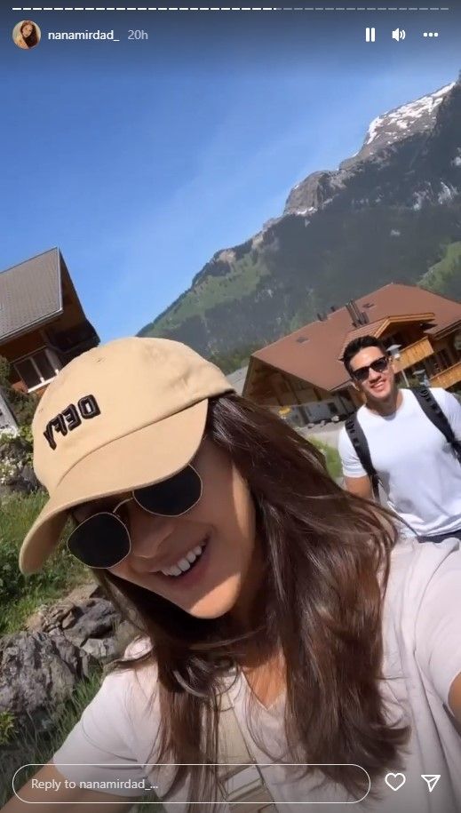 Nana Mirdad dan Andrew White jalan-jalan di perkampungan di Swiss. [Instagram]