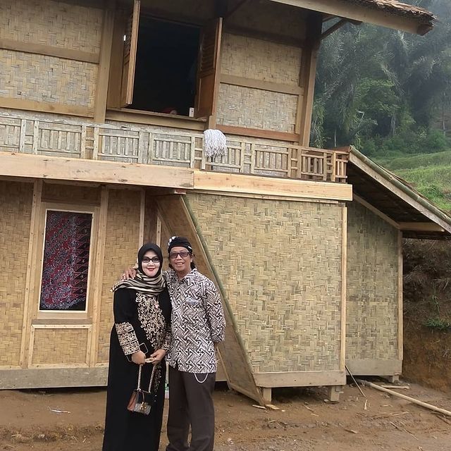 Momen Mesra Mandra dan Istri (Instagram/mandra_ys)