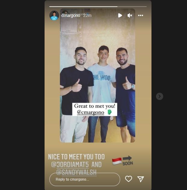 Cyrus Margono berpose dengan Jordi Amat dan Sandy Walsh. (Instagram/cmargono)