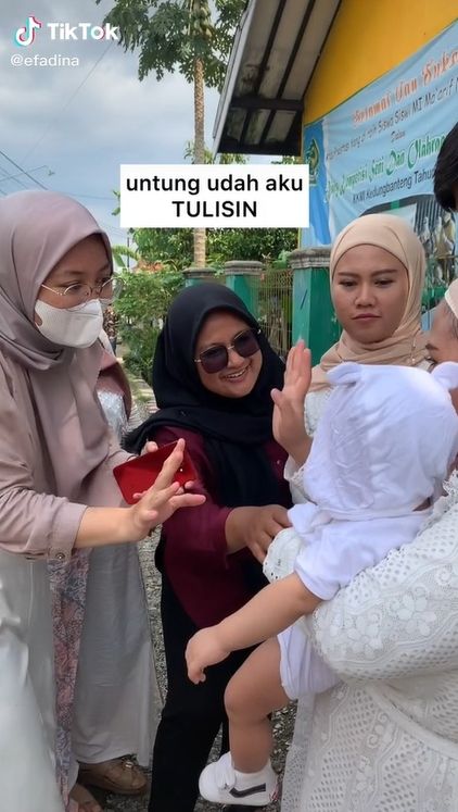 Seorang ibu mendadak viral karena menempelkan tulisan 'Jangan Dicium' pada dahi bayinya. [TikTok]