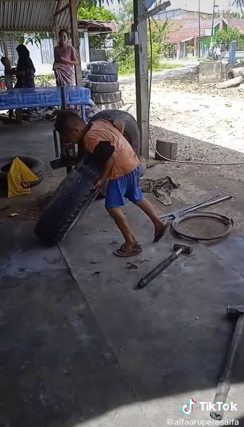 Anak kecil ini mendadak viral setelah video dirinya bekerja sebagai tukang tambal ban truk diunggah ke TikTok. [Tiktok]